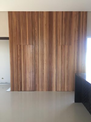 Porta kit de abrir ripado na vertical, com painéis seguindo o mesmo modelo da porta - Imagem 4