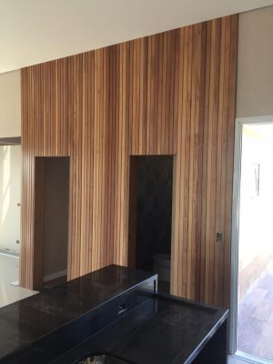 Porta kit de abrir ripado na vertical, com painéis seguindo o mesmo modelo da porta - Imagem 6