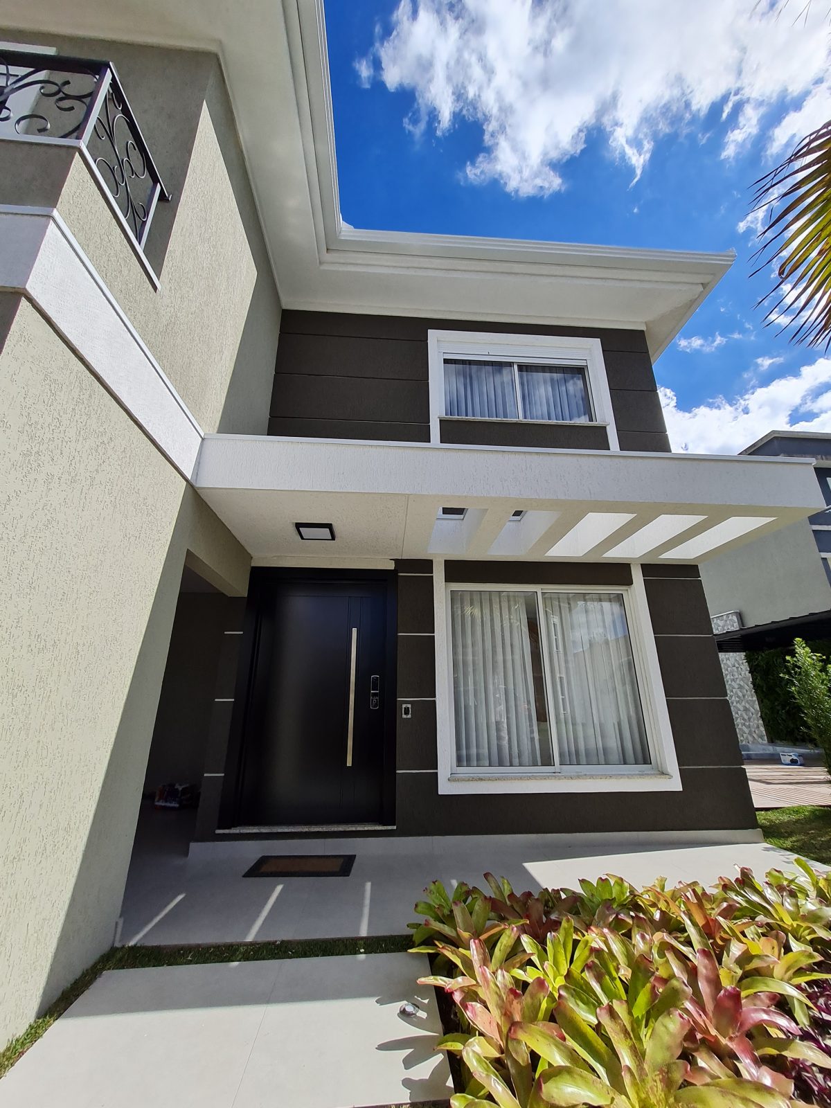 Porta pivotante em ACM preto carbono lado externo e branco neve lado interno - Imagem 2