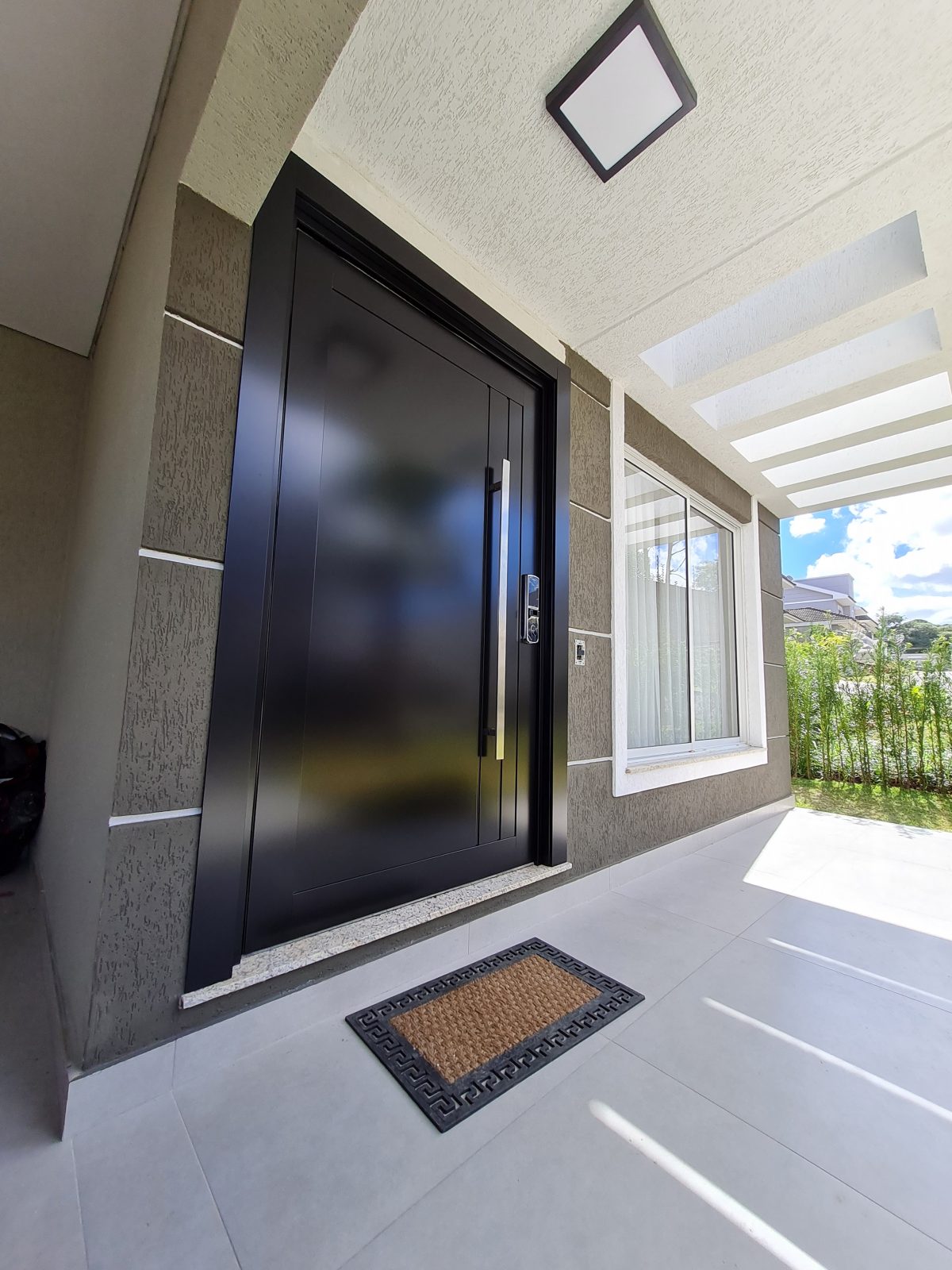 00002 Porta pivotante em ACM preto carbono lado externo e branco neve lado interno - Imagem 1