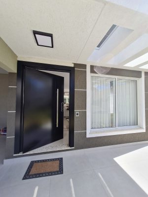 Porta pivotante em ACM preto carbono lado externo e branco neve lado interno - Imagem 3