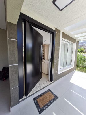 Porta pivotante em ACM preto carbono lado externo e branco neve lado interno - Imagem 4
