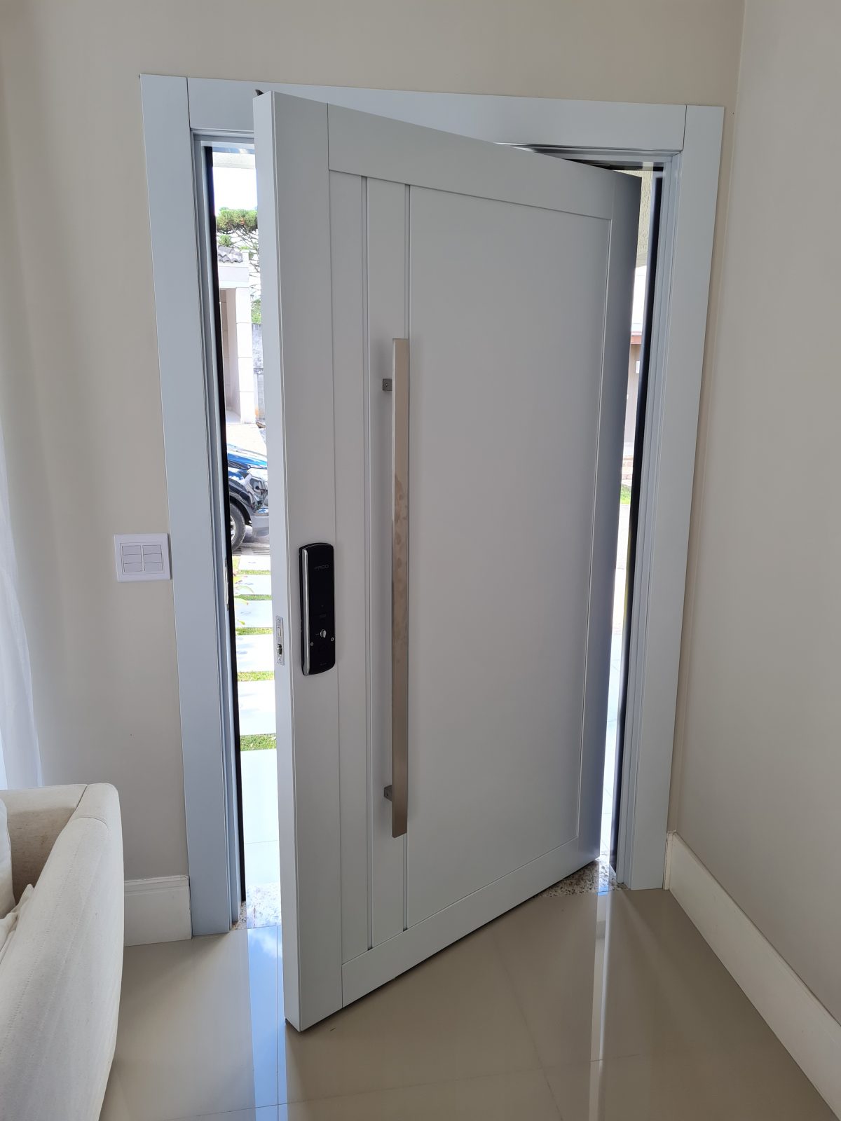 Porta pivotante em ACM preto carbono lado externo e branco neve lado interno - Imagem 6