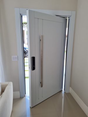 Porta pivotante em ACM preto carbono lado externo e branco neve lado interno - Imagem 6