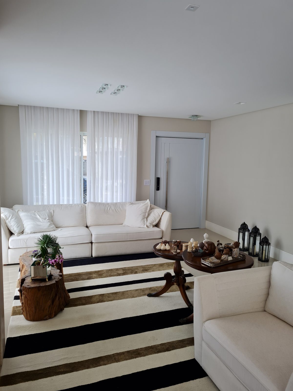 Porta pivotante em ACM preto carbono lado externo e branco neve lado interno - Imagem 7