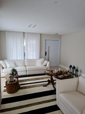 Porta pivotante em ACM preto carbono lado externo e branco neve lado interno - Imagem 7