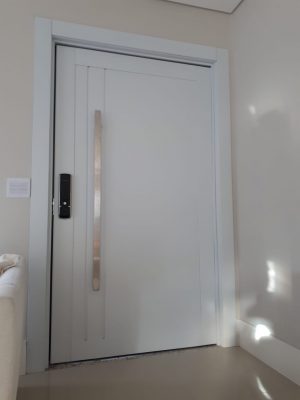 Porta pivotante em ACM preto carbono lado externo e branco neve lado interno - Imagem 8