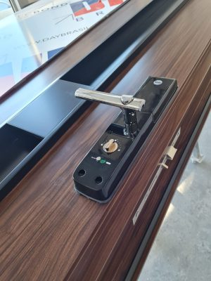Porta pivotante em ACM Sucupira, puxador cava preto contendo detalhe em ACM e dupla vedação - Imagem 8