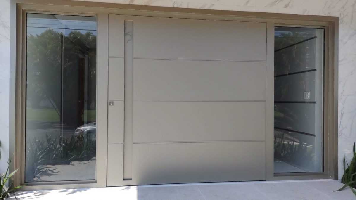 123 Porta pivotante em ACM Silver Gold com frisos horizontais, puxador cava, portal duplo lateral com vidro 10 mm incolor e dupla vedação - Imagem 2