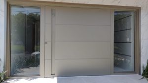 Porta pivotante em ACM Silver Gold com frisos horizontais, puxador cava, portal duplo lateral com vidro 10 mm incolor e dupla vedação - Imagem 2