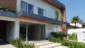 Porta pivotante em ACM Silver Gold com frisos horizontais, puxador cava, portal duplo lateral com vidro 10 mm incolor e dupla vedação - Imagem 10