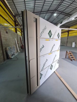 Porta pivotante em ACM Silver Gold com frisos horizontais, puxador cava, portal duplo lateral com vidro 10 mm incolor e dupla vedação - Imagem 12