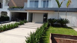 Porta pivotante em ACM Silver Gold com frisos horizontais, puxador cava, portal duplo lateral com vidro 10 mm incolor e dupla vedação - Imagem 5