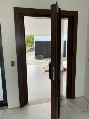 Porta pivotante em ACM Sucupira, puxador cava preto contendo detalhe em ACM e dupla vedação - Imagem 4