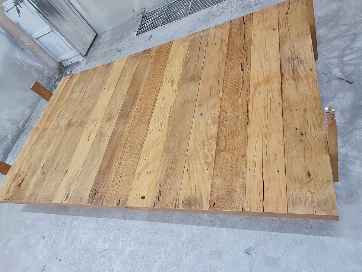 20210317_145323 Porta pivotante com estrutura de aço no interior, revestimento com madeira de demolição Peroba Rosa do Campo, porta com 8 cm de espessura - Imagem 7