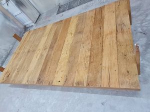 Porta pivotante com estrutura de aço no interior, revestimento com madeira de demolição Peroba Rosa do Campo, porta com 8 cm de espessura - Imagem 7