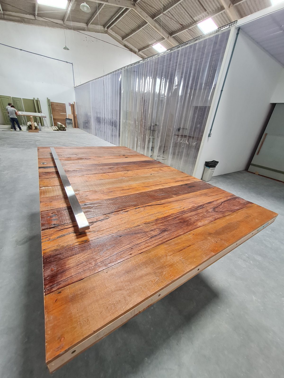 20210319_120758 Porta pivotante com estrutura de aço no interior, revestimento com madeira de demolição Peroba Rosa do Campo, porta com 8 cm de espessura - Imagem 1