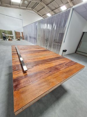 Porta pivotante com estrutura de aço no interior, revestimento com madeira de demolição Peroba Rosa do Campo, porta com 8 cm de espessura