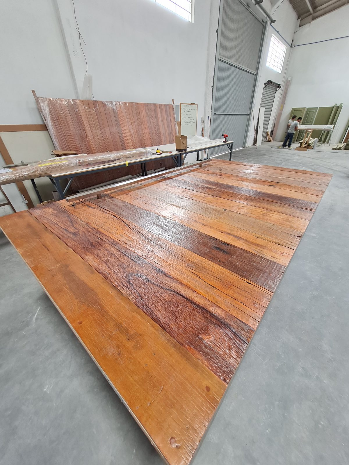 20210319_120804 Porta pivotante com estrutura de aço no interior, revestimento com madeira de demolição Peroba Rosa do Campo, porta com 8 cm de espessura - Imagem 3