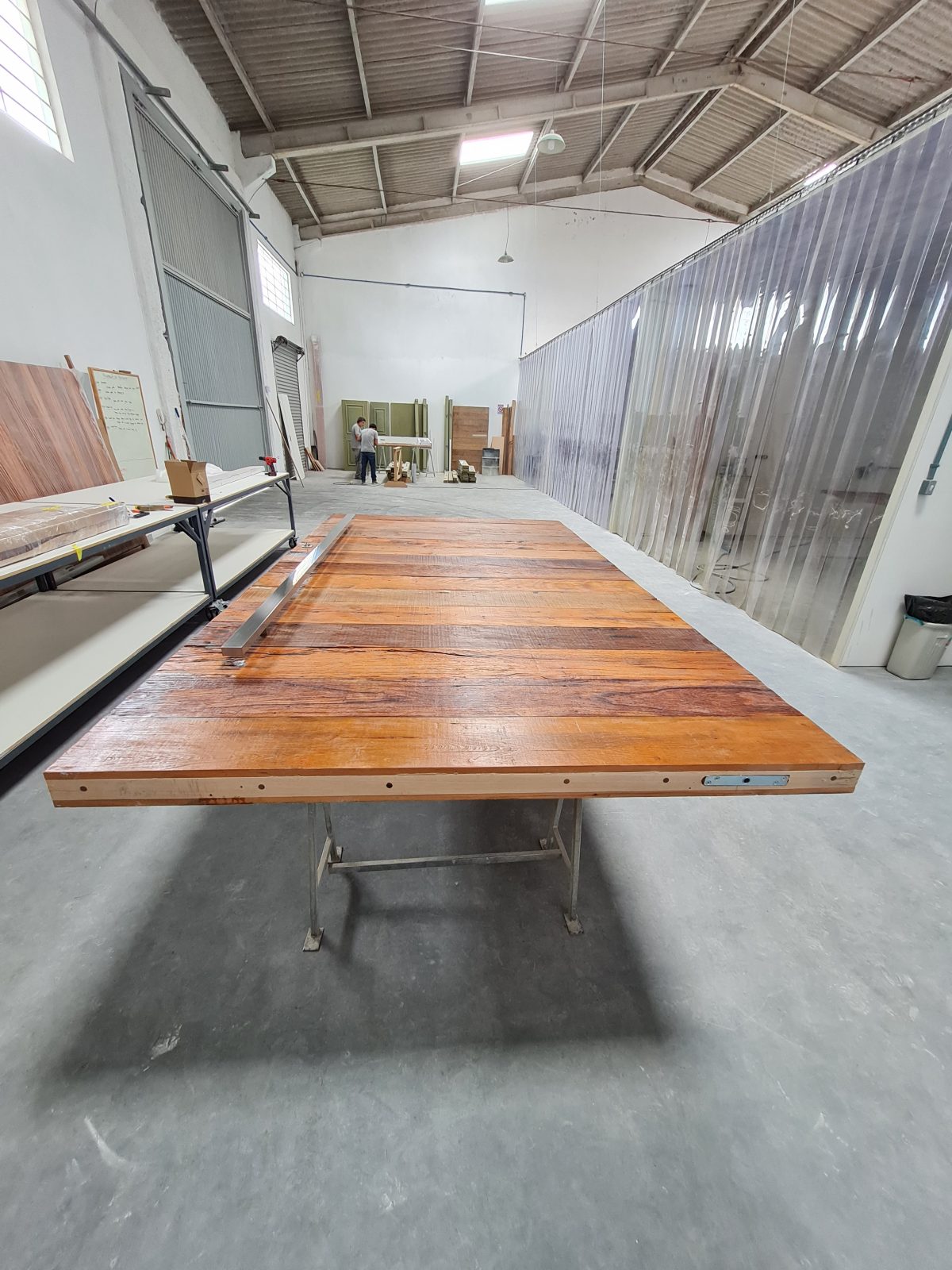 20210319_120811 Porta pivotante com estrutura de aço no interior, revestimento com madeira de demolição Peroba Rosa do Campo, porta com 8 cm de espessura - Imagem 4