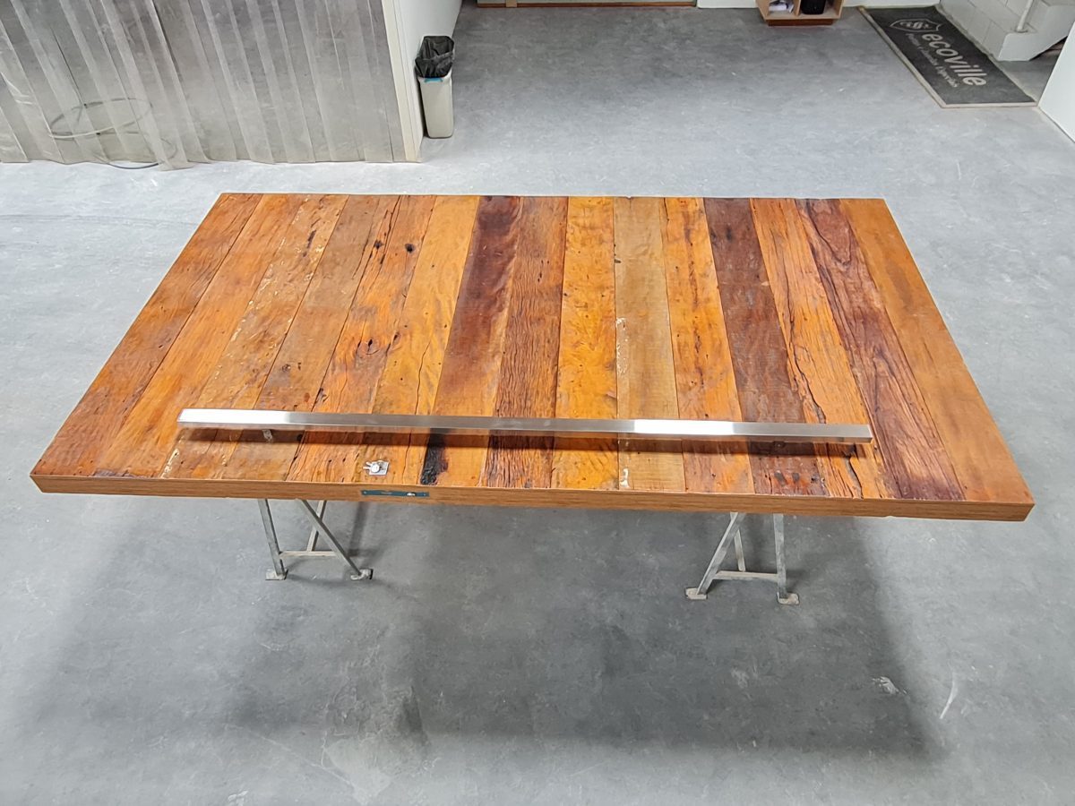 20210319_120849 Porta pivotante com estrutura de aço no interior, revestimento com madeira de demolição Peroba Rosa do Campo, porta com 8 cm de espessura - Imagem 5