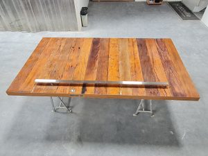 Porta pivotante com estrutura de aço no interior, revestimento com madeira de demolição Peroba Rosa do Campo, porta com 8 cm de espessura - Imagem 5