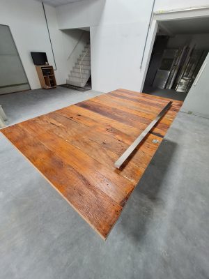 Porta pivotante com estrutura de aço no interior, revestimento com madeira de demolição Peroba Rosa do Campo, porta com 8 cm de espessura - Imagem 6