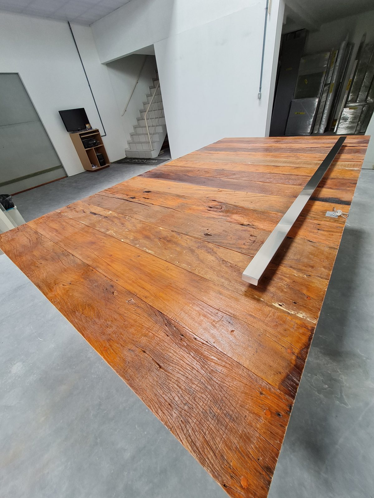 20210319_121032 Porta pivotante com estrutura de aço no interior, revestimento com madeira de demolição Peroba Rosa do Campo, porta com 8 cm de espessura - Imagem 2