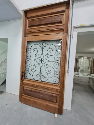 Porta pivotante com grade colonial preta, vidro 10 mm jateado, bandeira superior com almofada, pintura verniz P.U acetinado - Imagem 3