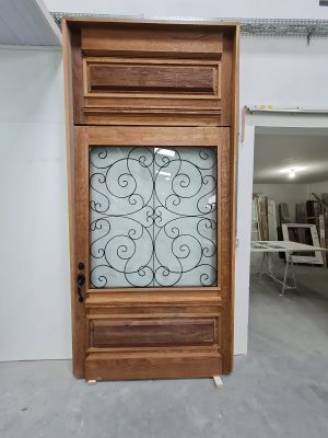 Porta pivotante com grade colonial preta, vidro 10 mm jateado, bandeira superior com almofada, pintura verniz P.U acetinado - Imagem 4