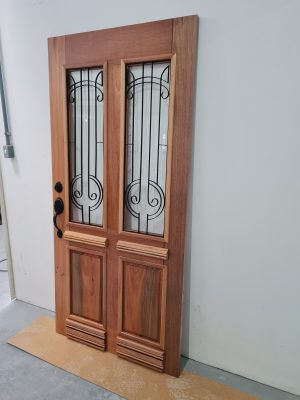 Porta pivotante com grade colonial preta, vidro 10 mm incolor, pintura verniz P.U acetinado - Imagem 4