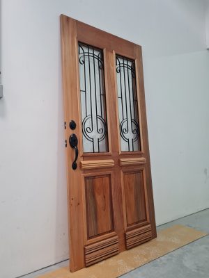 Porta pivotante com grade colonial preta, vidro 10 mm incolor, pintura verniz P.U acetinado - Imagem 5