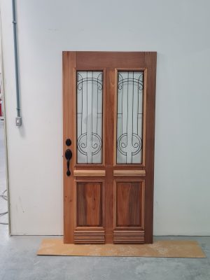 Porta pivotante com grade colonial preta, vidro 10 mm incolor, pintura verniz P.U acetinado
