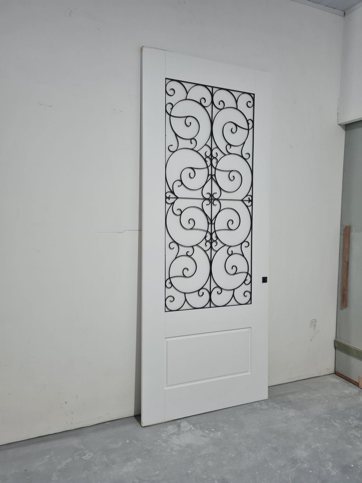 20210721_191754 Porta pivotante com revestimento em MDF com grade colonial preta e pintura laca branca P.U acetinado - Imagem 4