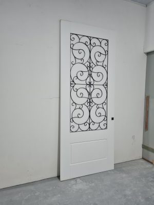 Porta pivotante com revestimento em MDF com grade colonial preta e pintura laca branca P.U acetinado - Imagem 4