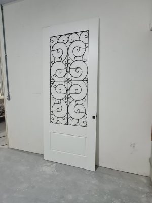 Porta pivotante com revestimento em MDF com grade colonial preta e pintura laca branca P.U acetinado - Imagem 3