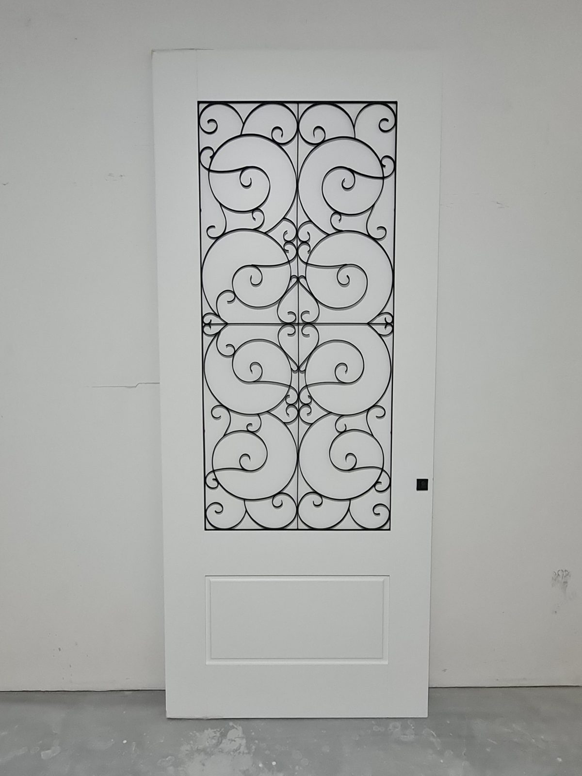20210721_191817 Porta pivotante com revestimento em MDF com grade colonial preta e pintura laca branca P.U acetinado - Imagem 1