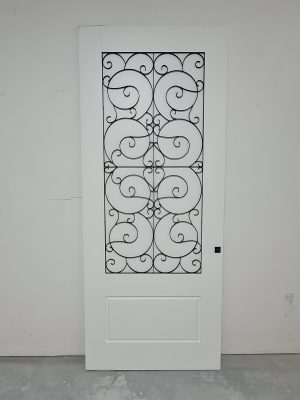 Porta pivotante com revestimento em MDF com grade colonial preta e pintura laca branca P.U acetinado