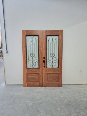 Porta de madeira maciça com grade de ferro, fechadura blim blim preta, vidro 10 mm, pintura verniz P.U acetinado