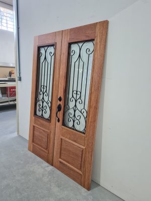 Porta de madeira maciça com grade de ferro, fechadura blim blim preta, vidro 10 mm, pintura verniz P.U acetinado - Imagem 2