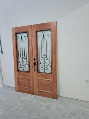 Porta de madeira maciça com grade de ferro, fechadura blim blim preta, vidro 10 mm, pintura verniz P.U acetinado - Imagem 3
