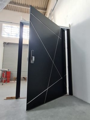 Porta pivotante em ACM preto carbono com detalhes abstratos em inox e dupla vedação - Imagem 3