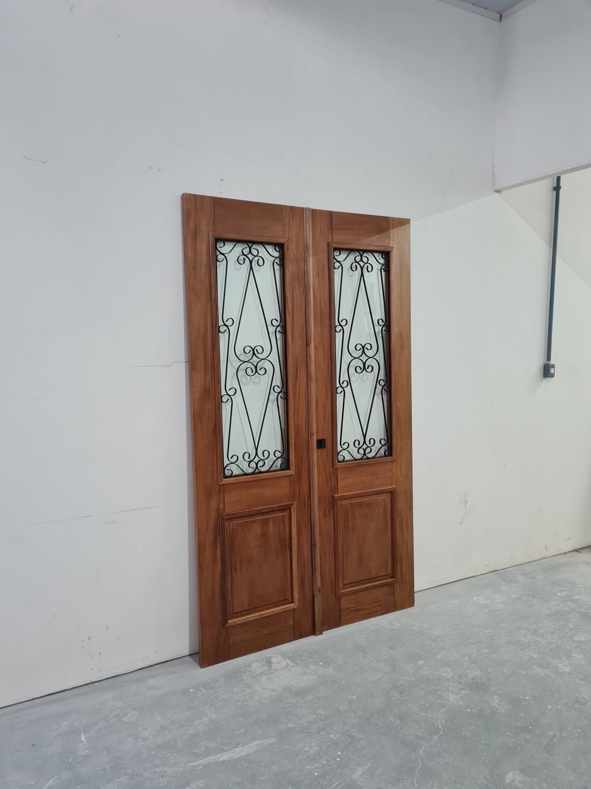 20210802_170011 Porta de madeira maciça com grade de ferro, vidro 10 mm, pintura verniz P.U acetinado - Imagem 5