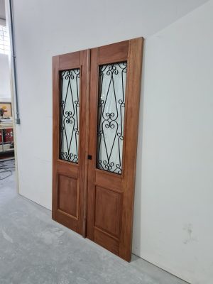 Porta de madeira maciça com grade de ferro, vidro 10 mm, pintura verniz P.U acetinado - Imagem 4