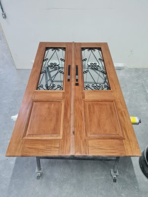 Porta de madeira maciça com grade de ferro, vidro 10 mm, pintura verniz P.U acetinado - Imagem 6