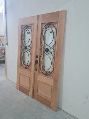 Porta de madeira maciça com grade de ferro, fechadura blim blim preta, vidro 10 mm, pintura verniz P.U acetinado - Imagem 3