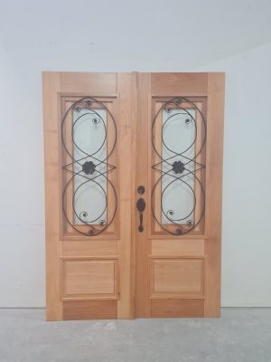 Porta de madeira maciça com grade de ferro, fechadura blim blim preta, vidro 10 mm, pintura verniz P.U acetinado