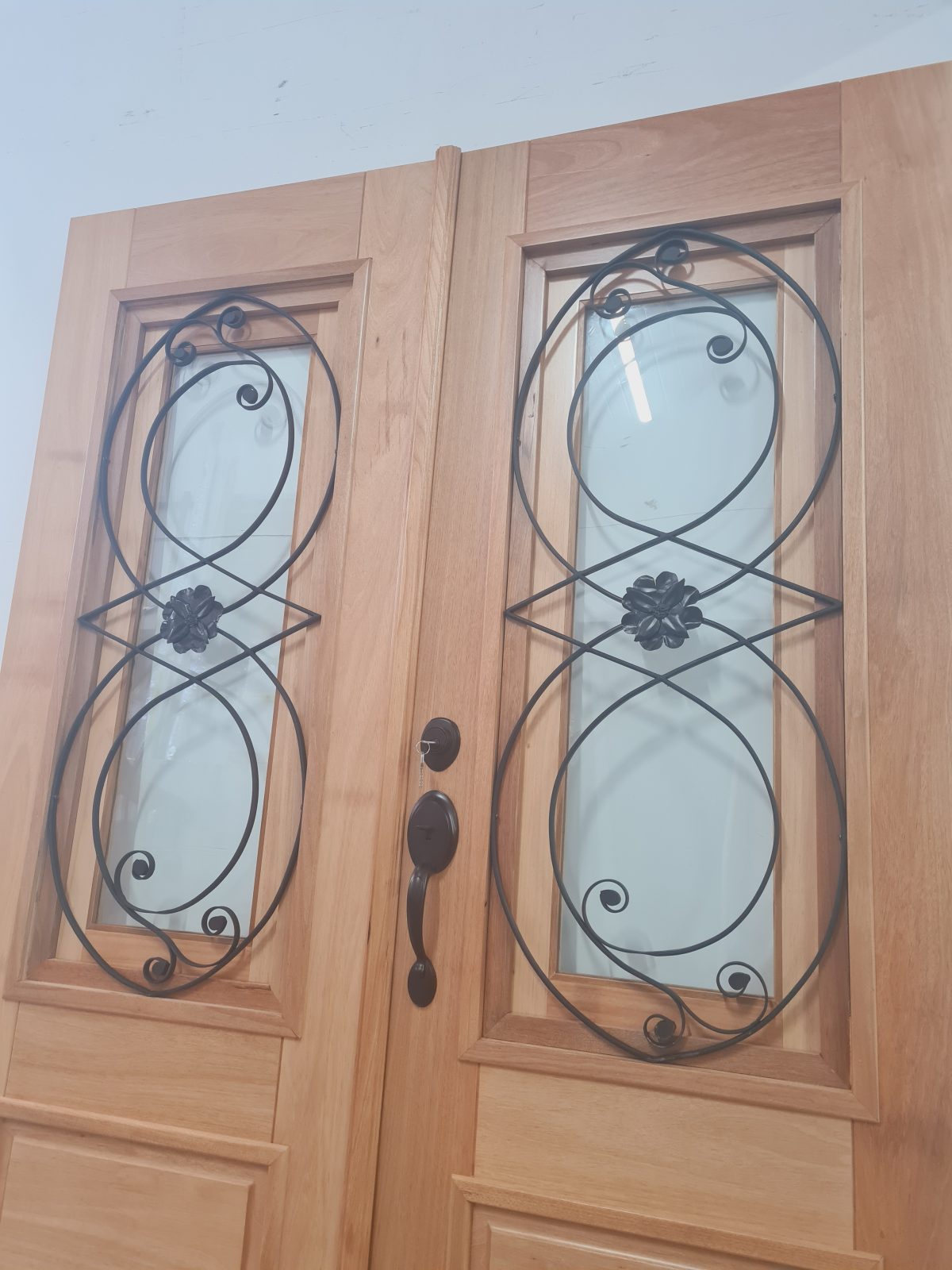 Porta de madeira maciça com grade de ferro, fechadura blim blim preta, vidro 10 mm, pintura verniz P.U acetinado - Imagem 4