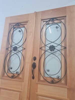 Porta de madeira maciça com grade de ferro, fechadura blim blim preta, vidro 10 mm, pintura verniz P.U acetinado - Imagem 4