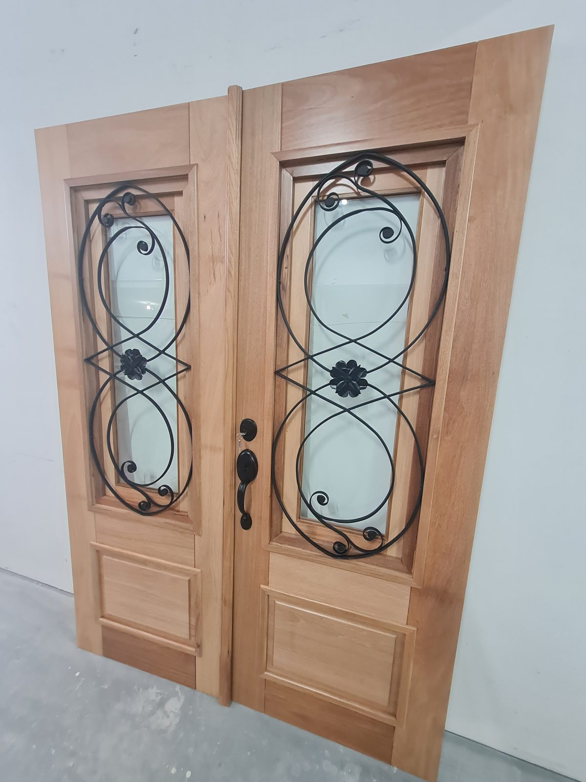 Porta de madeira maciça com grade de ferro, fechadura blim blim preta, vidro 10 mm, pintura verniz P.U acetinado - Imagem 5